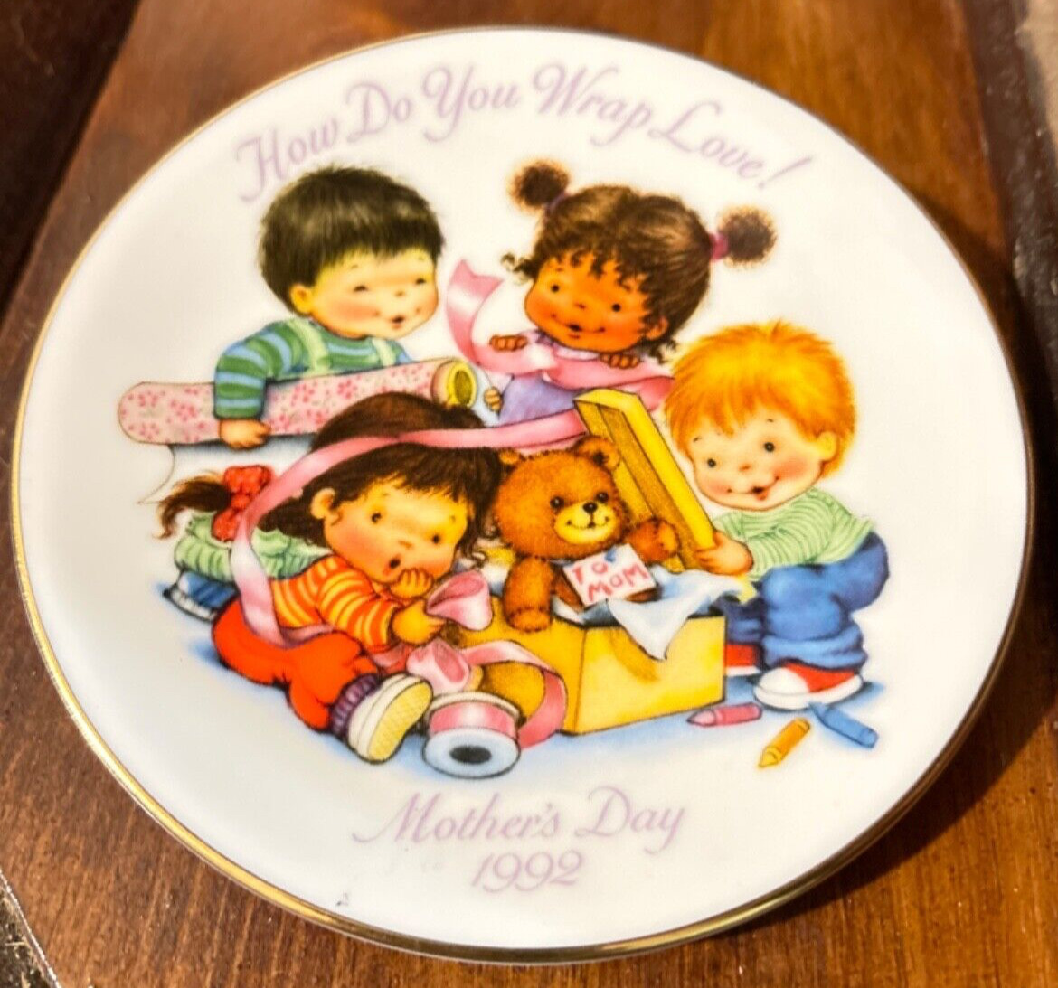 Vintage 1992 AVON MOTHERS DAY COLLECTOR PLATE How Do You Wrap Love? 22K