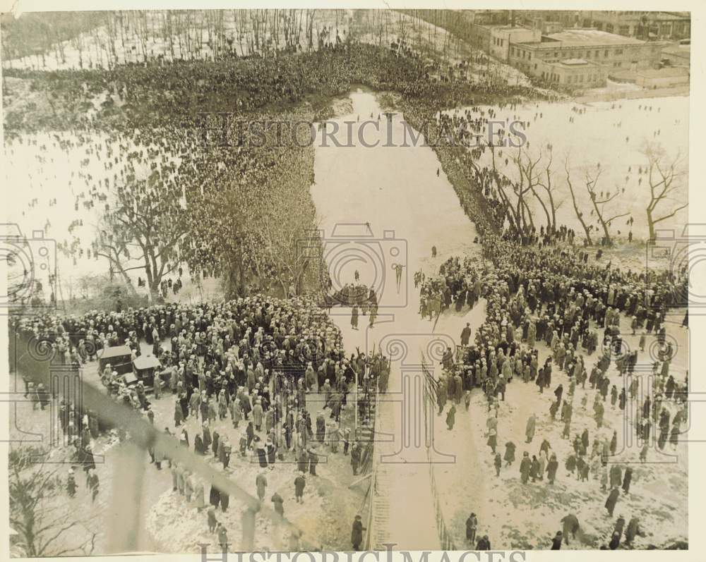 1926 Press Photo A massive crowd watches the International Ski Meet in Milwaukee