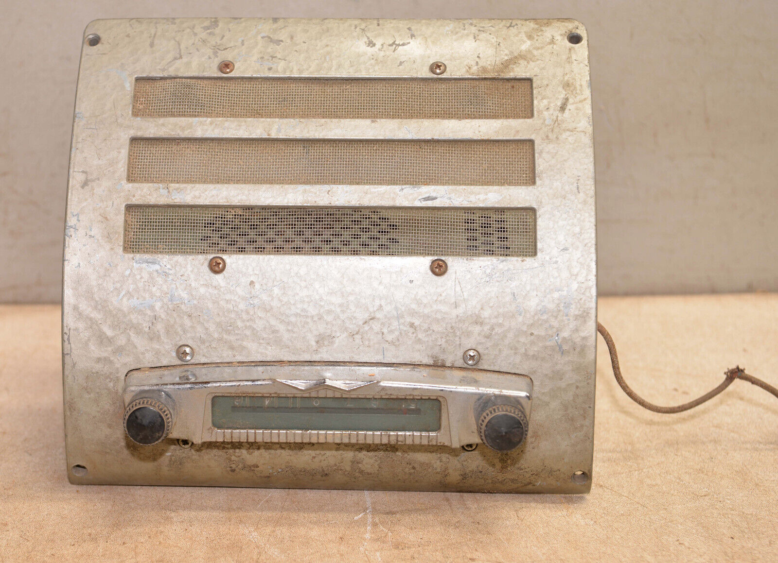 1950\'s Motorola car radio Model 401 collectible rat rod with mounting bracket