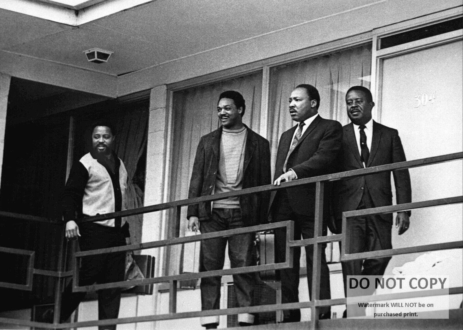 *5X7* PHOTO MARTIN LUTHER KING, JR. ON BALCONY OF THE LORRAINE MOTEL (AB-520)