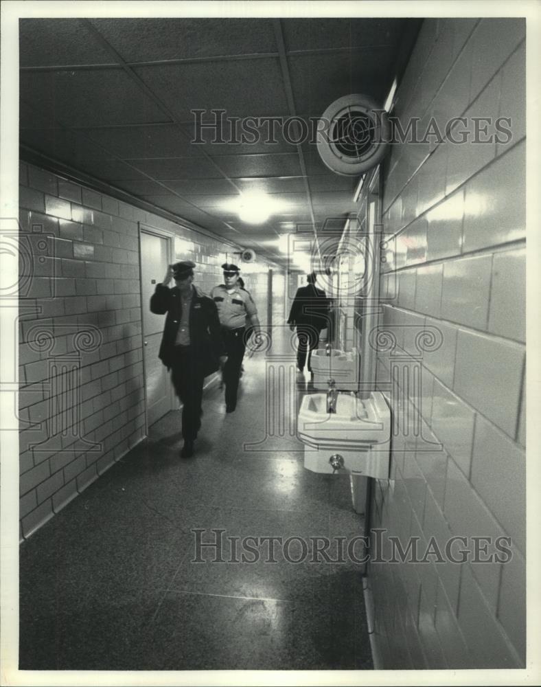 1982 Press Photo Officers walk down hallway of Houston Police Department