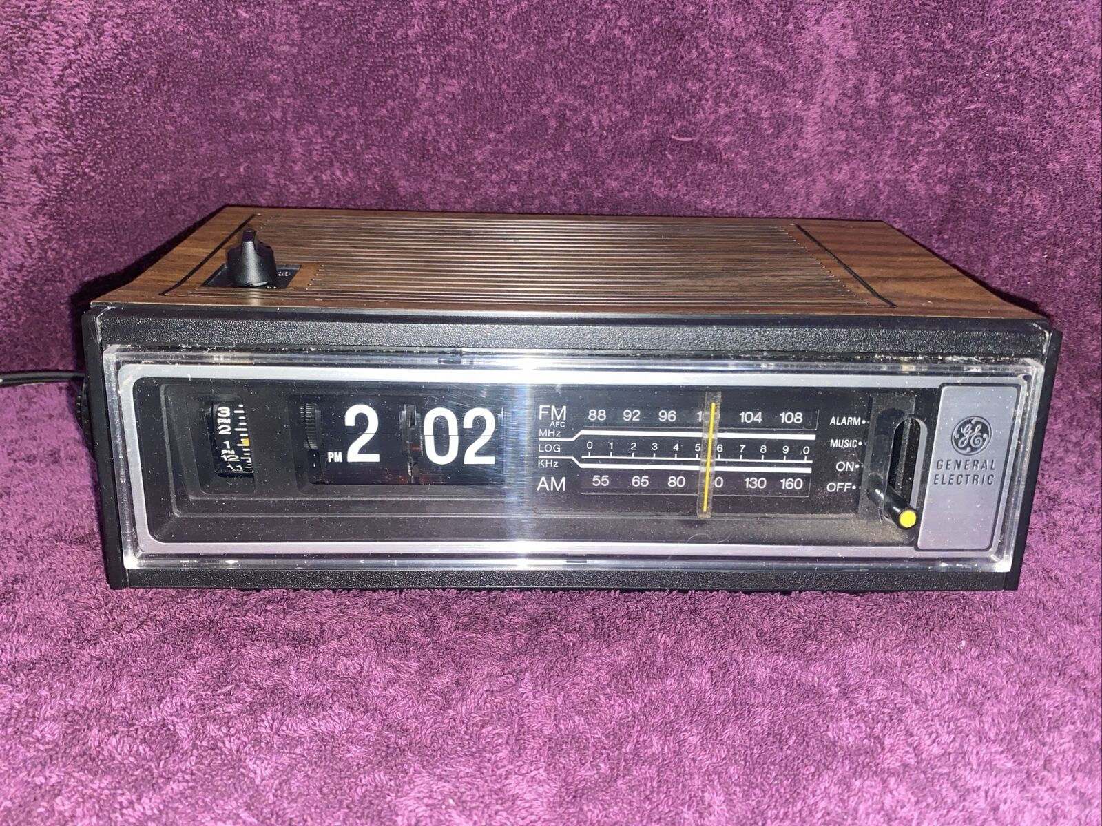 Vintage General Electric Flip Clock 7-4410C Alarm AM/FM Radio Great Condition