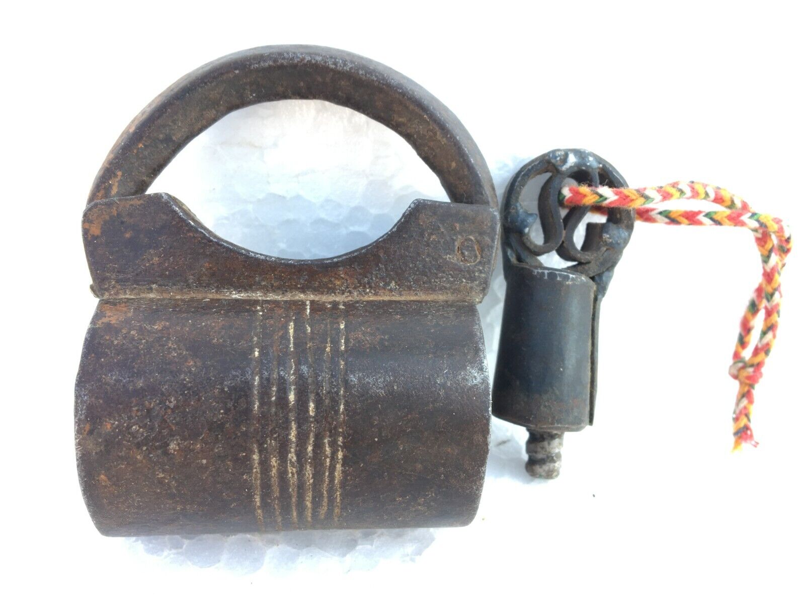 OLD VINTAGE UNIQUE SHAPE RUSTIC IRON SOLID PADLOCK WITH ORIGINAL SCREW TYPE KEY