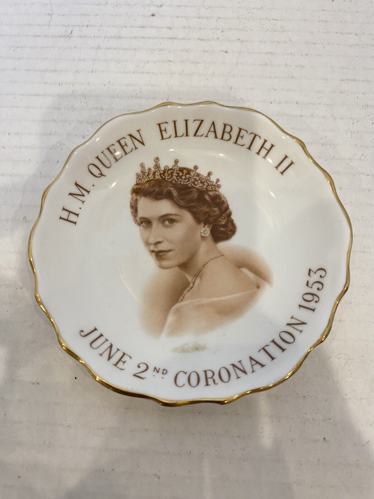 Tuscan  England H.M.Queen Elizabeth In Coronation June 2 1953 Mini Dish 4 1/8\