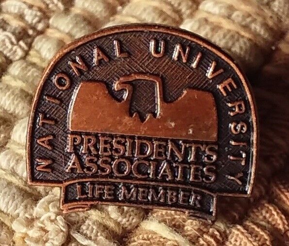 National University Presidents Associates pin badge Life Member