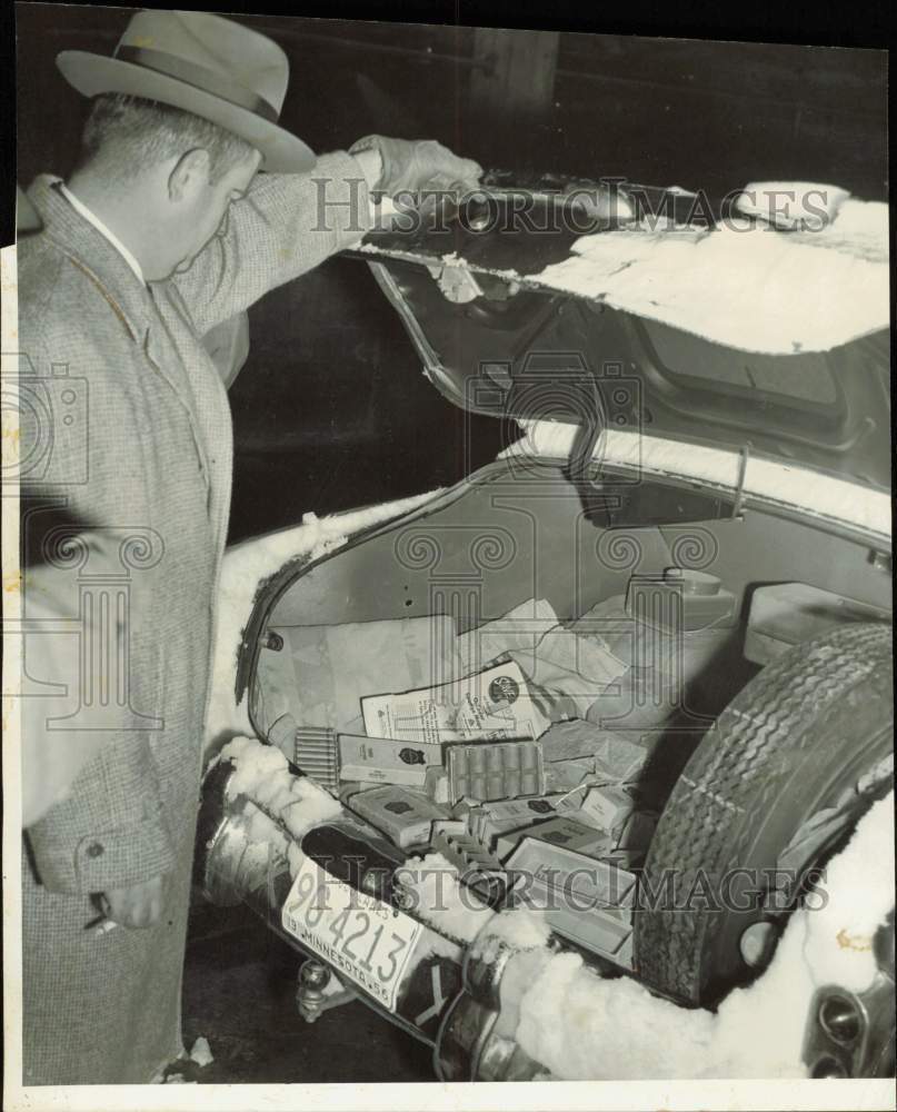 1955 Press Photo FBI agent finds coins inside trunk of car at Minneapolis