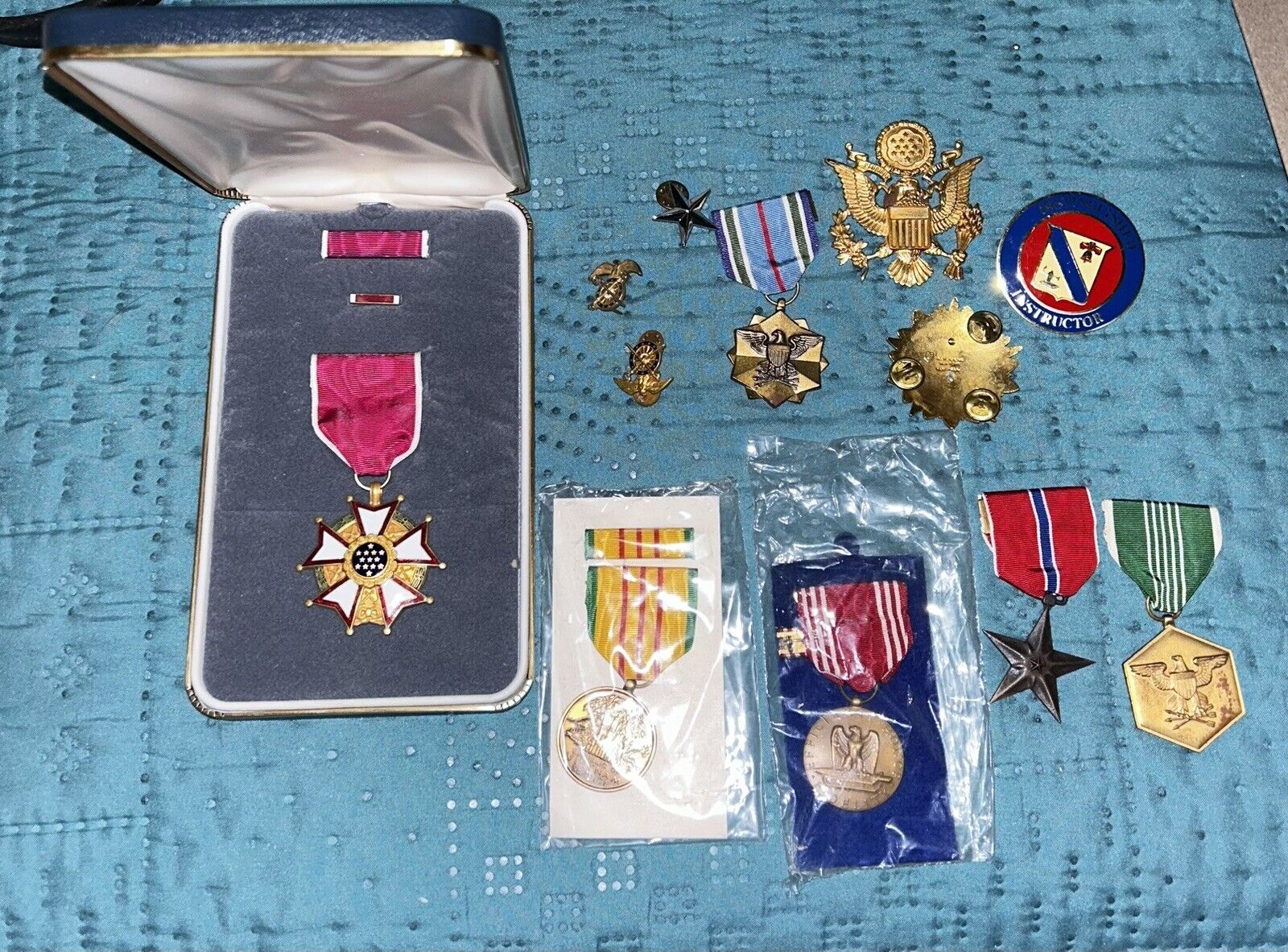 Military  Collection Army Navy Pins Medals - Veteran Vintage-