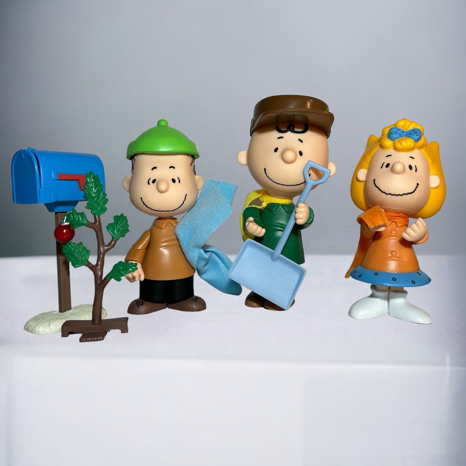Forever Fun Figure Poseable Peanuts Charlie Brown Sally Linus Winter Christmas