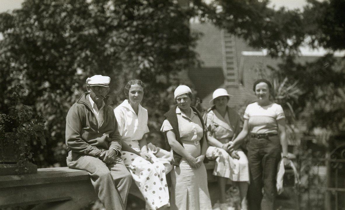 PP175 Vtg Photo MAN w/ CIGAR, VACATIONING WITH FIVE WOMEN c 1930\'s 40\'s