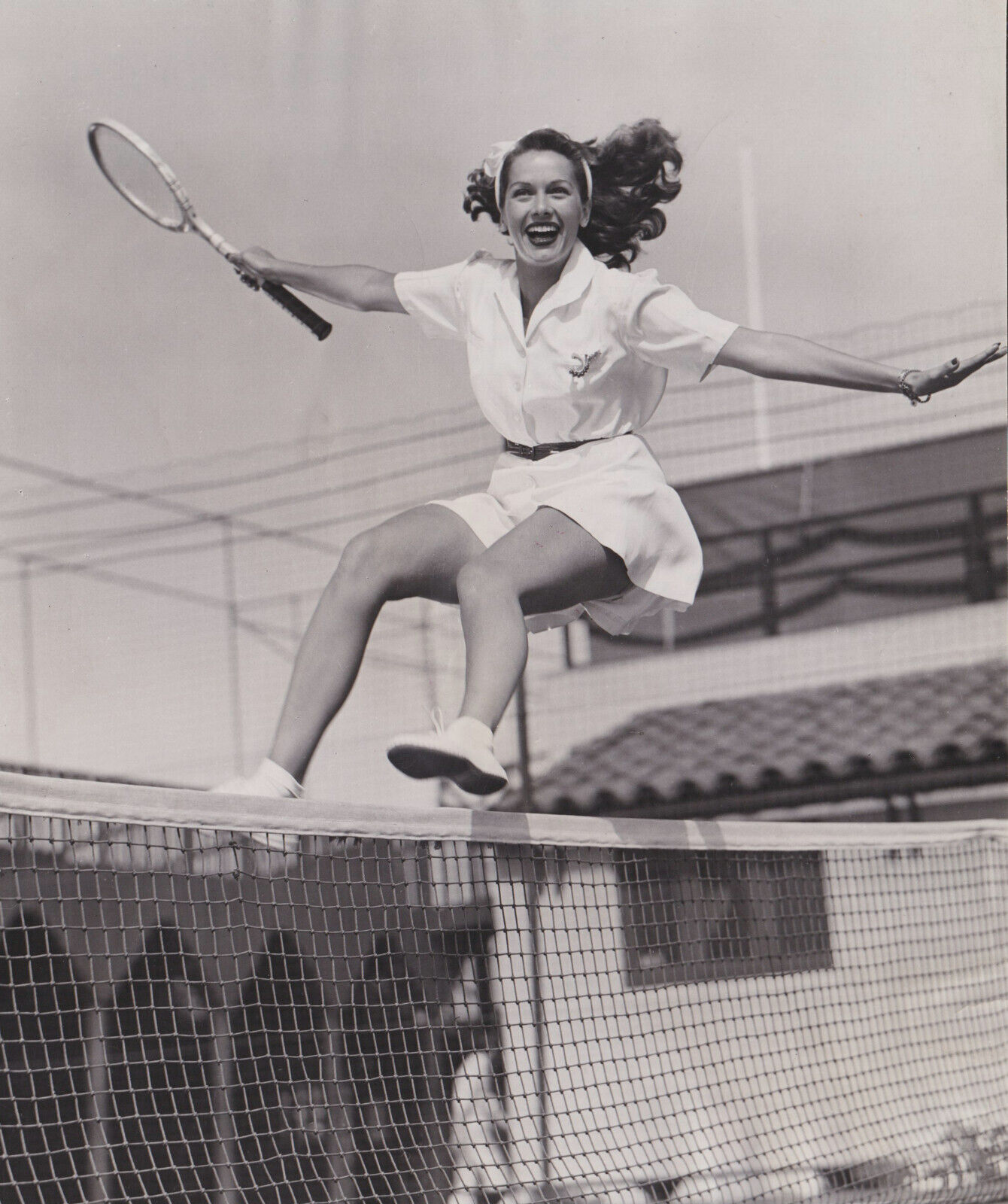 1943 Press Photo Beautiful Actress Jinx Falkenburg Jumping Over a Tennis Net