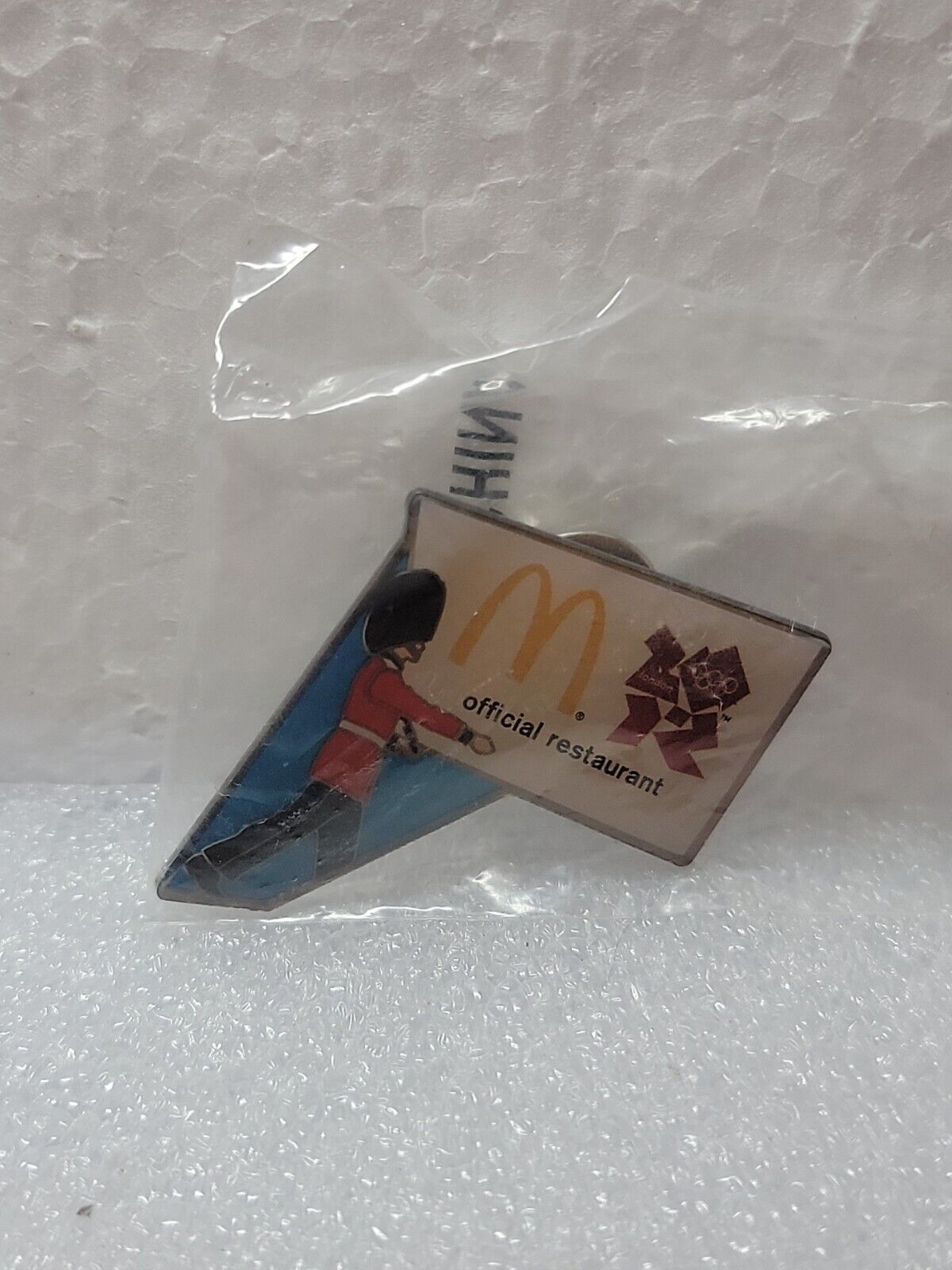 McDONALD\'S WITH BEEFEATER LONDON 2012 OLYMPIC1 PIN PALACE GUARD CLUTCH BACK NIP
