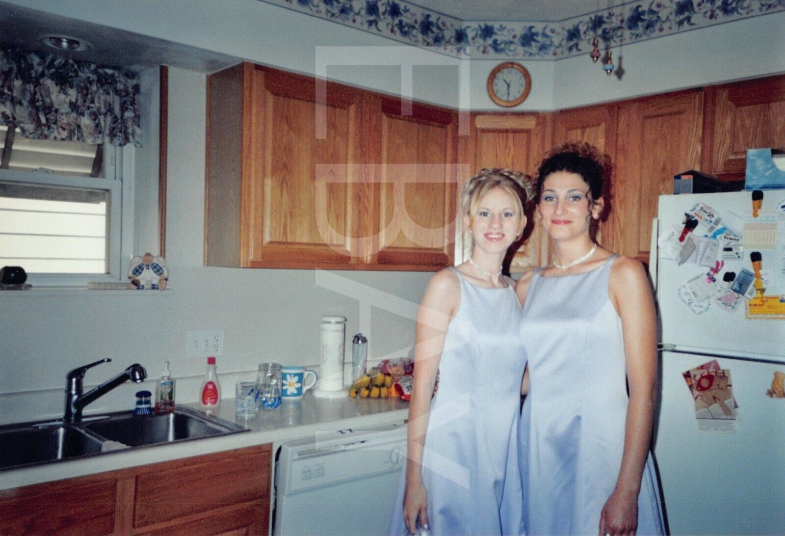 4x6 Found Photo 2000s Two Beautiful Ladies Women Portrait In The Kitchen H22 #39