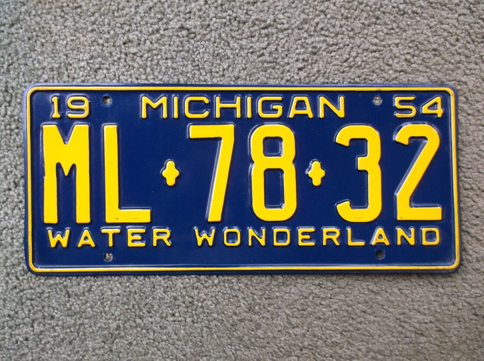 ✈✈✈🗽🗽🗽   Michigan   1954    License Plate   U of M