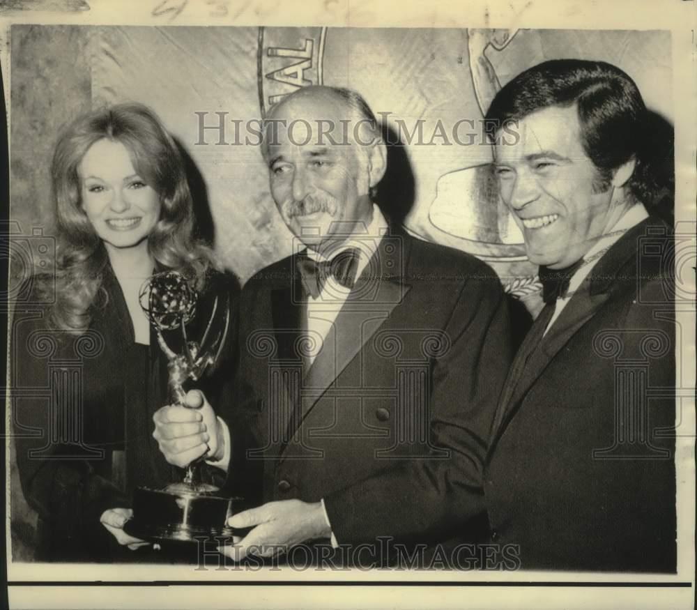 1971 Press Photo Norman Lear, producer of All in the Family holds Emmy Award