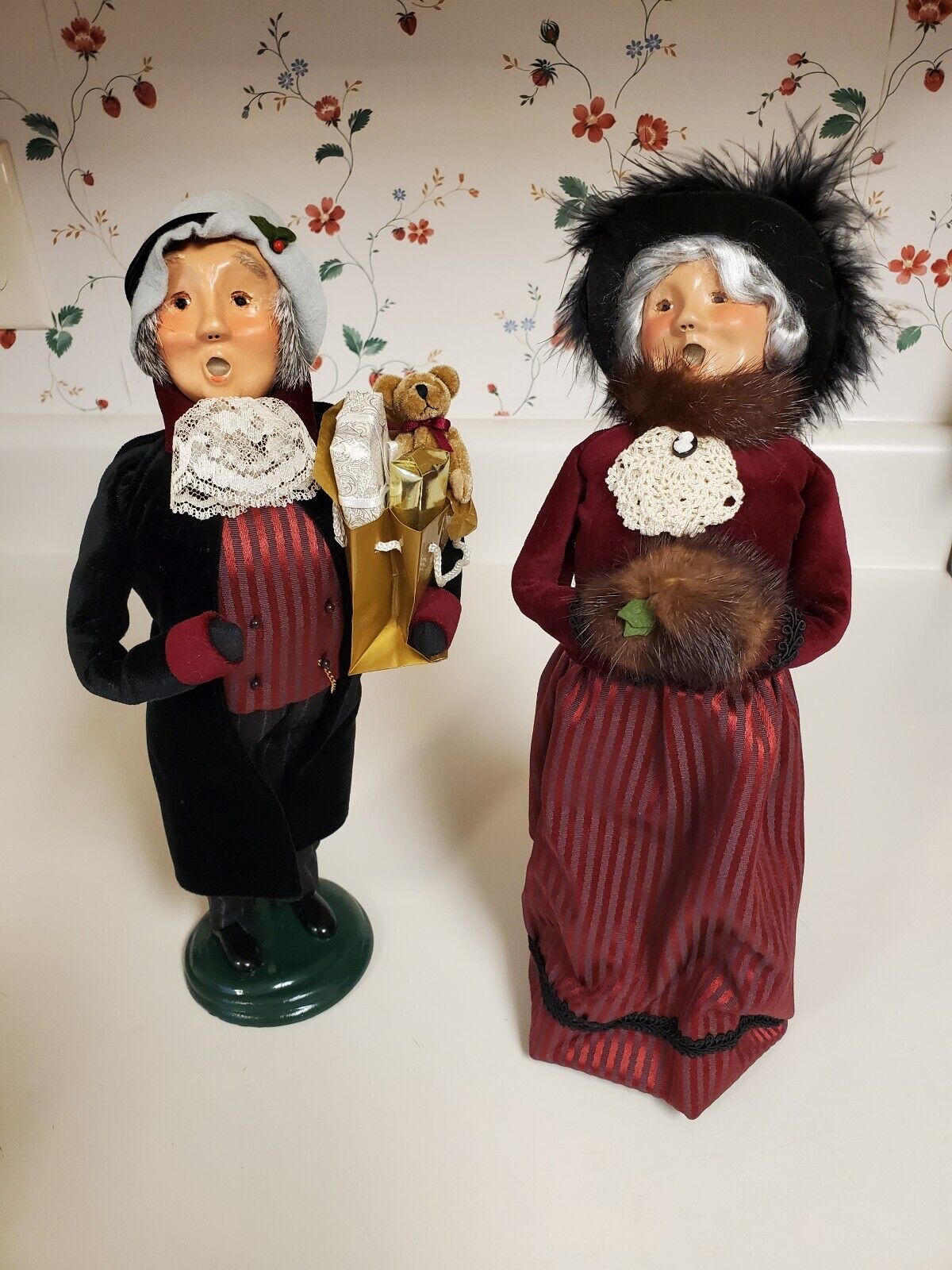 Byer\'s Choice 2000 Exclusive Lenox Grandmother/Grandfather Carolers