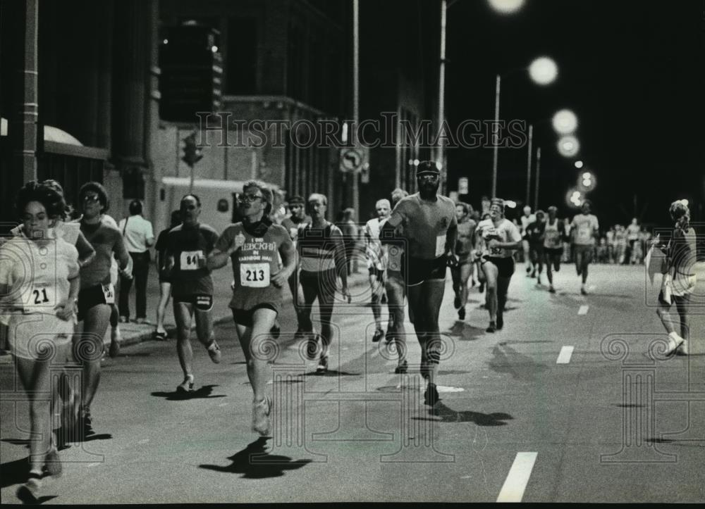 1983 Press Photo Runners In The Storm The Bastille Midnight Run, Milwaukee