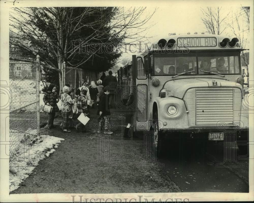 1972 Press Photo Students board school bus at Carman Elementary, Rotterdam, NY