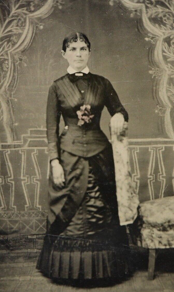 Antique Civil War Era Tintype Photo Pretty Woman in Beautiful Colored Dress 