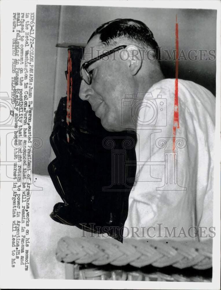 1955 Press Photo Ousted Argentinian Pres. Juan Peron works on memoirs in Panama