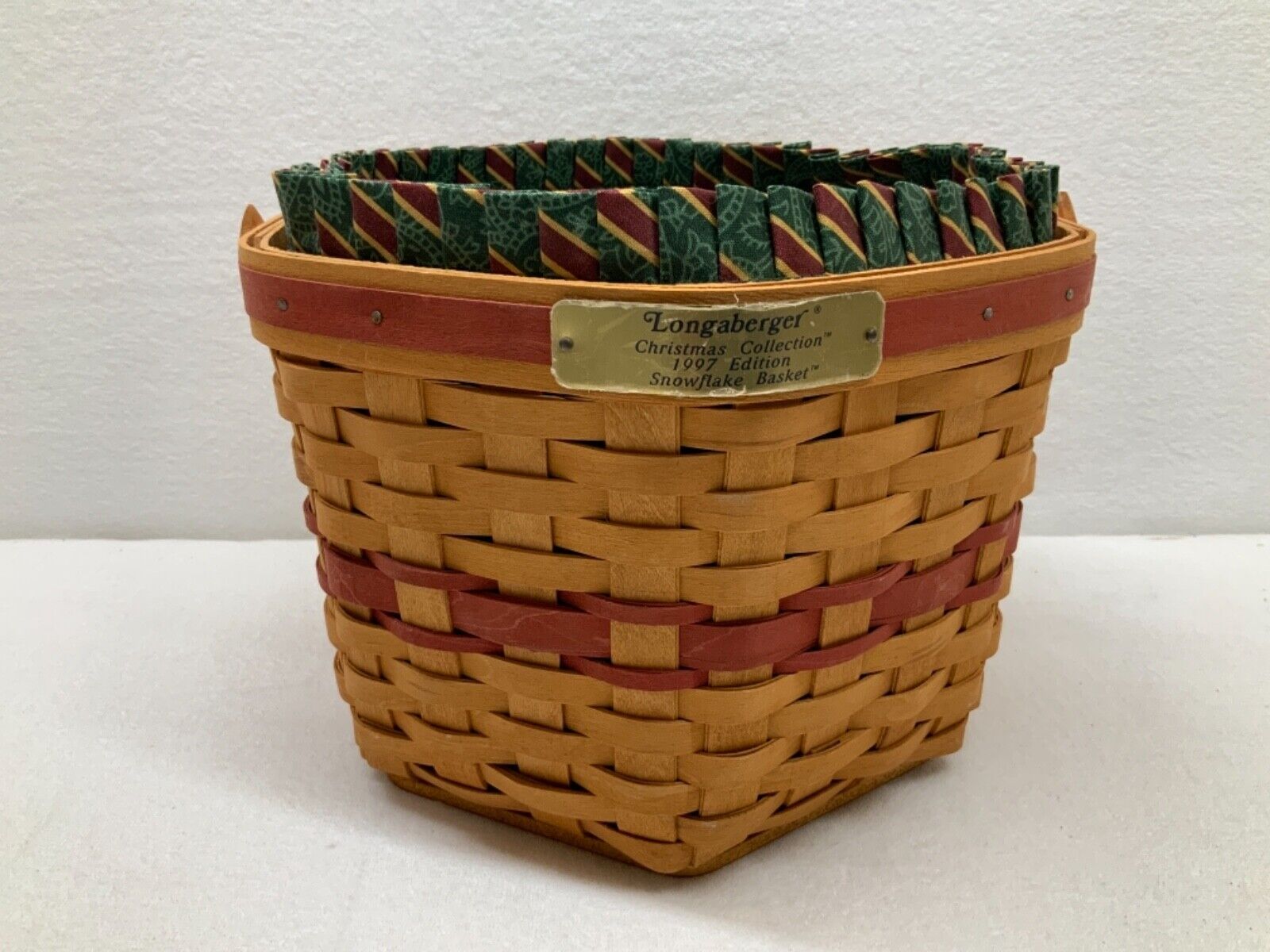 Longaberger Christmas Collection 1997 Snowflake Basket Complete With Liner, Tray