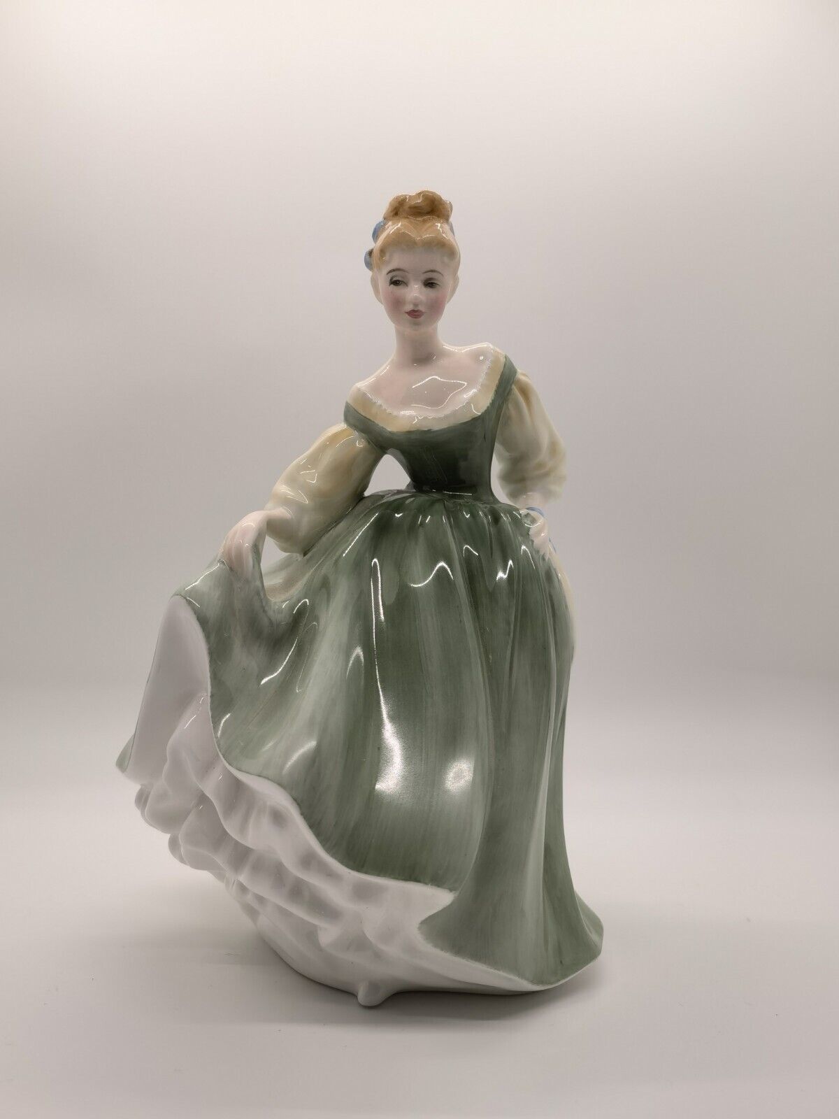 Royal Doulton Figurine Fair Lady HN 2193 COPR 1962-In Excellent Condition 