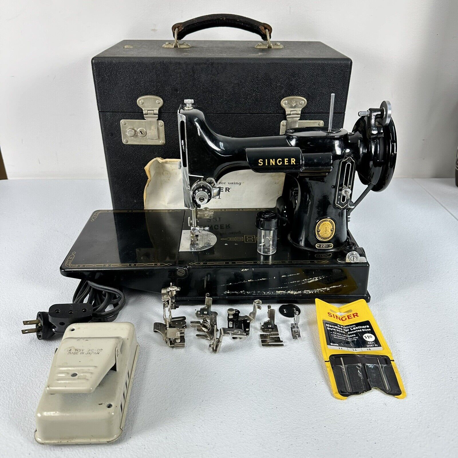 Vintage Singer 221- Featherweight Portable Electric Sewing Machine w/ Case