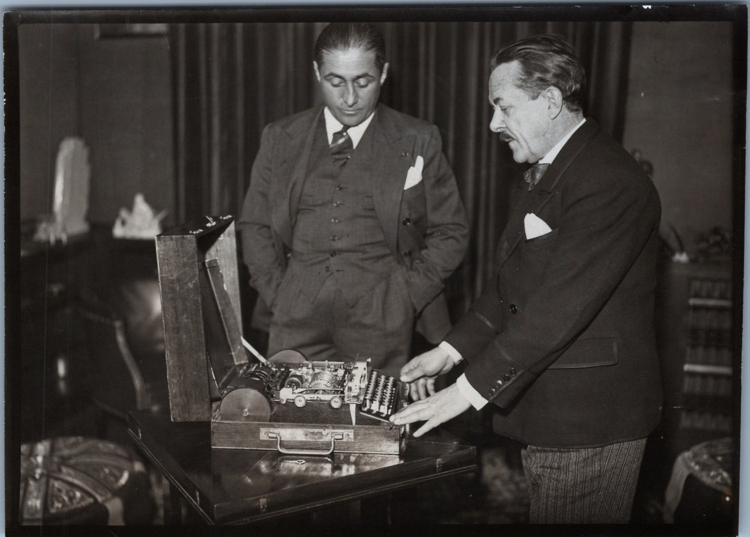 les engineers Batistelli et Costes, vintage print, circa 1933 vintage print le