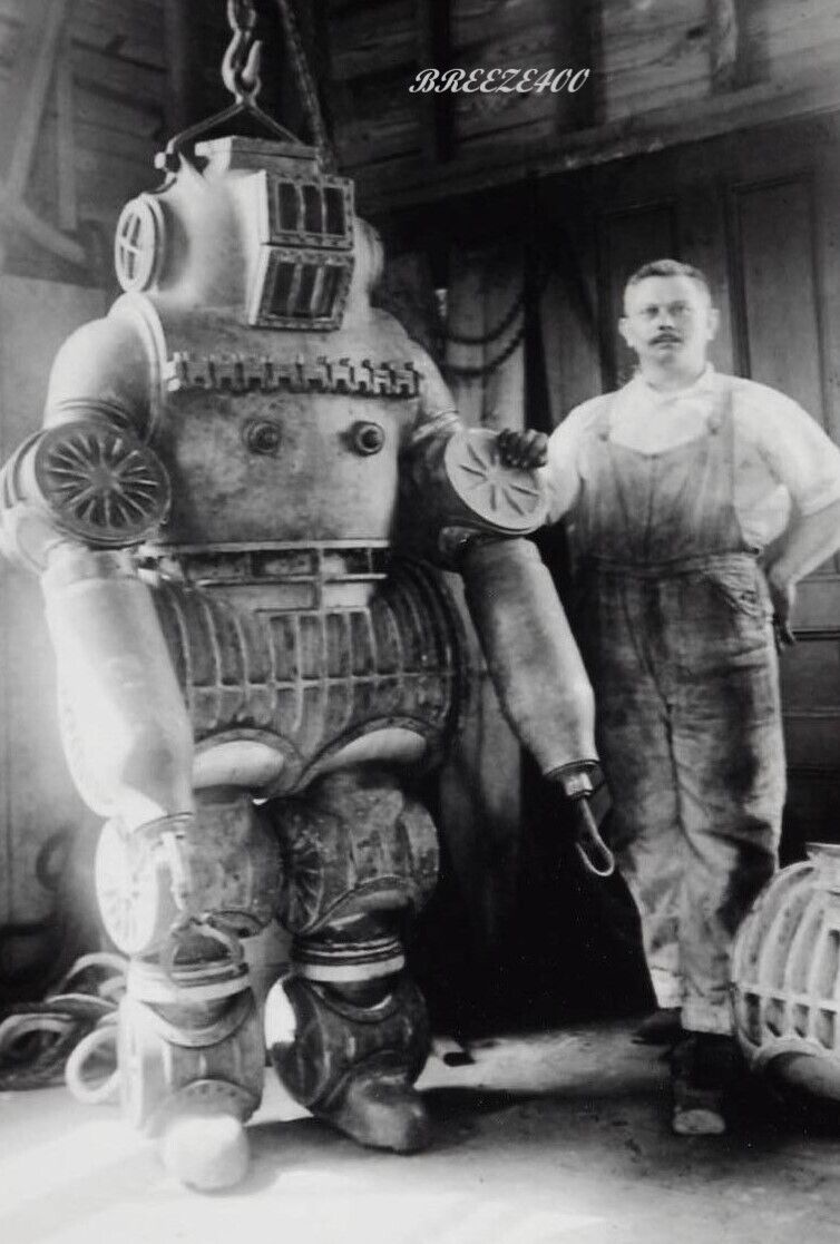Odd Vintage Photo/Strange/1920's SCIENTIST & FUTURISTIC ROBOT/4x6 B&W Reprint.