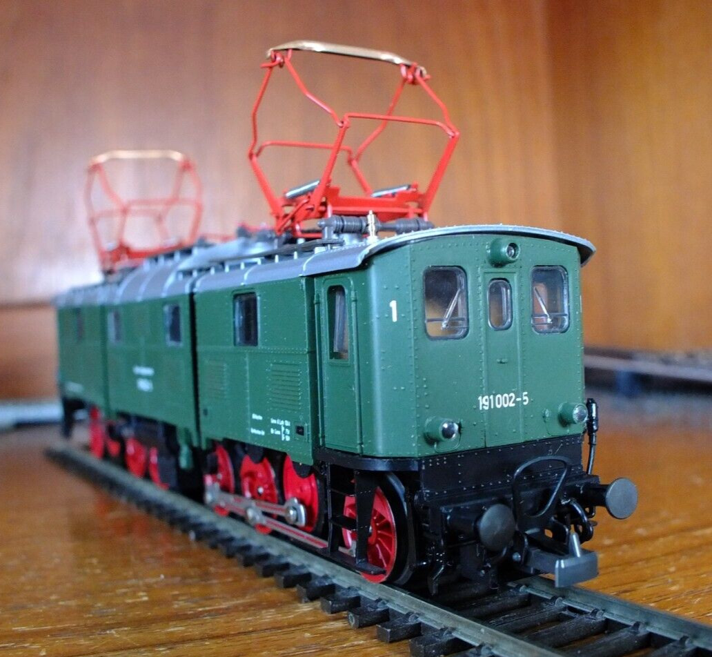 Roco 43427 HO gauge DB BR 191 electric loco in green livery