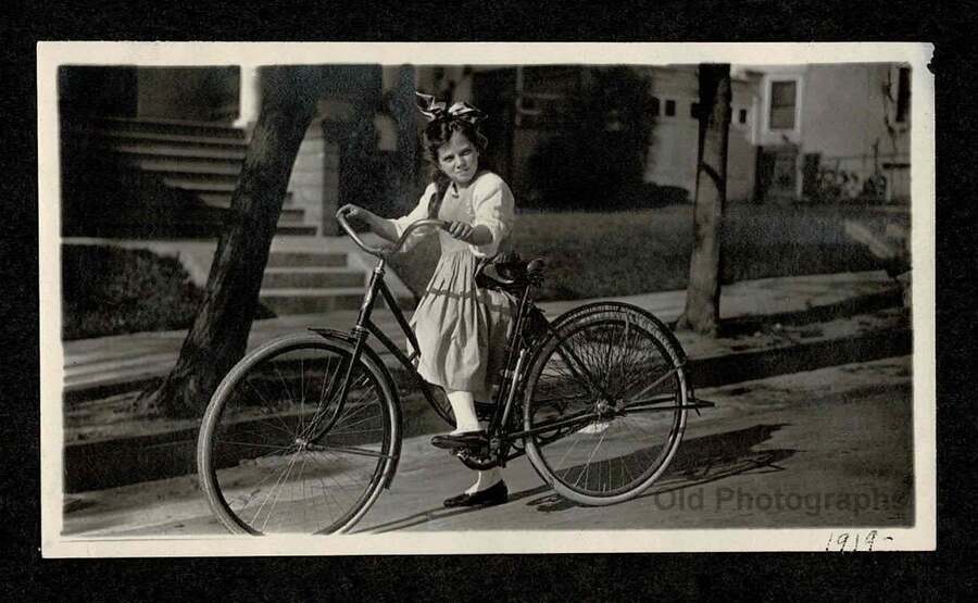 1919 YOUNG LADY HAIR BOW IN STREET BICYCLE OLD/VINTAGE PHOTO SNAPSHOT- J140