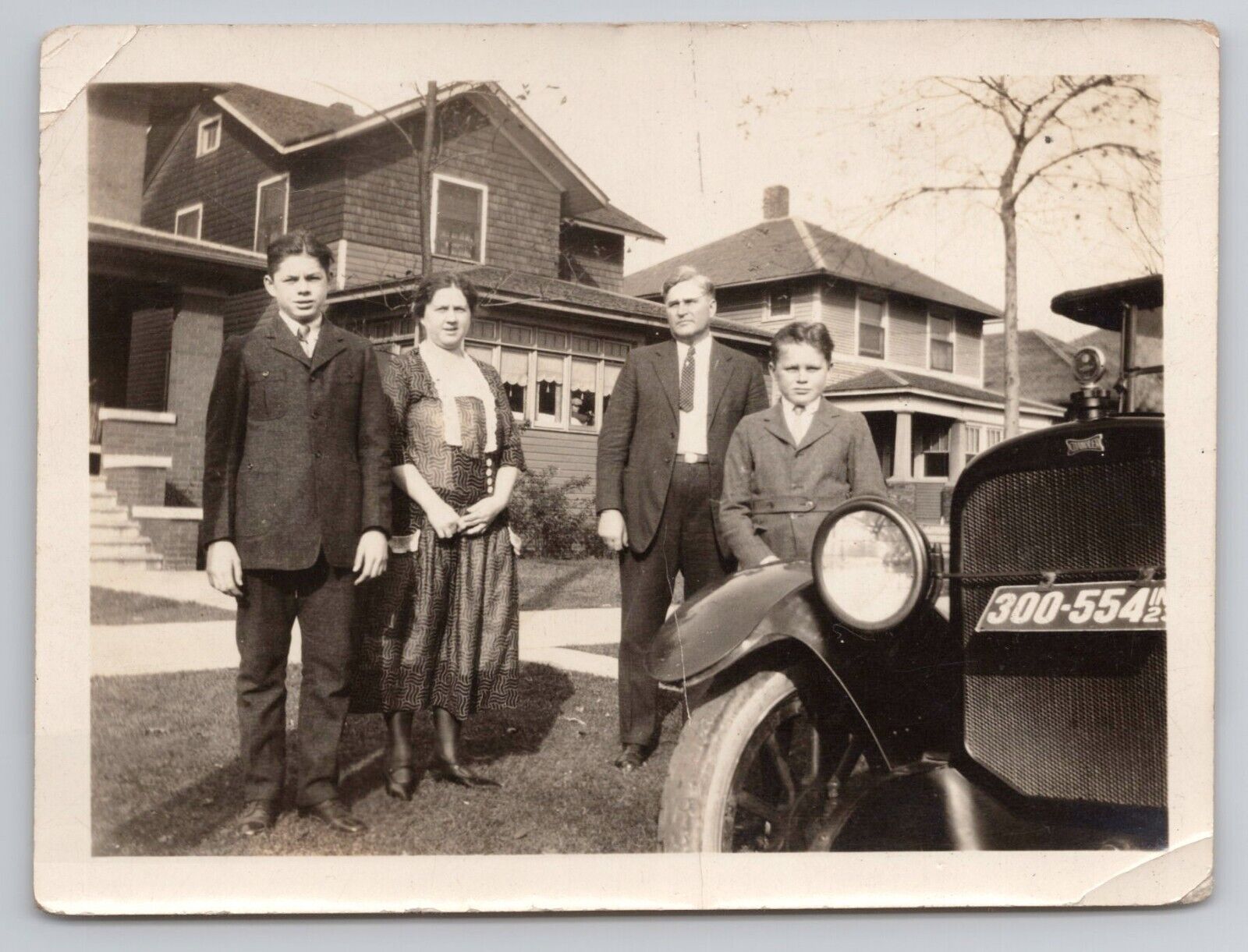 1923 Photo Real Automobile Car Chandler Indiana License Plate Family Pose