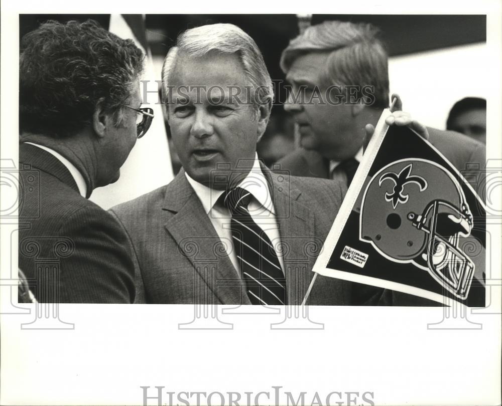 1985 Press Photo State Senate Pres. Talks with Gov. at NO Saints Sale