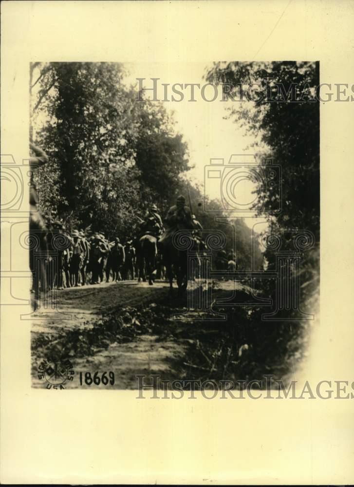 1918 Press Photo Allied troops march in gas masks to attack near Bouvardea, WWI