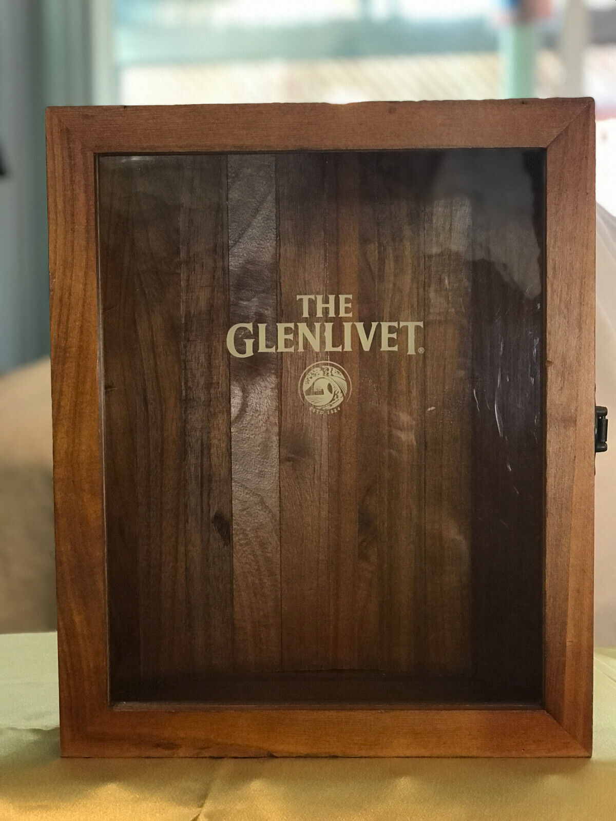 GLENLIVET 3 BOTTLES SHOWCASE DISPLAY BOX BAR MAN CAVE DECOR WOOD & WINDOW VINTAG
