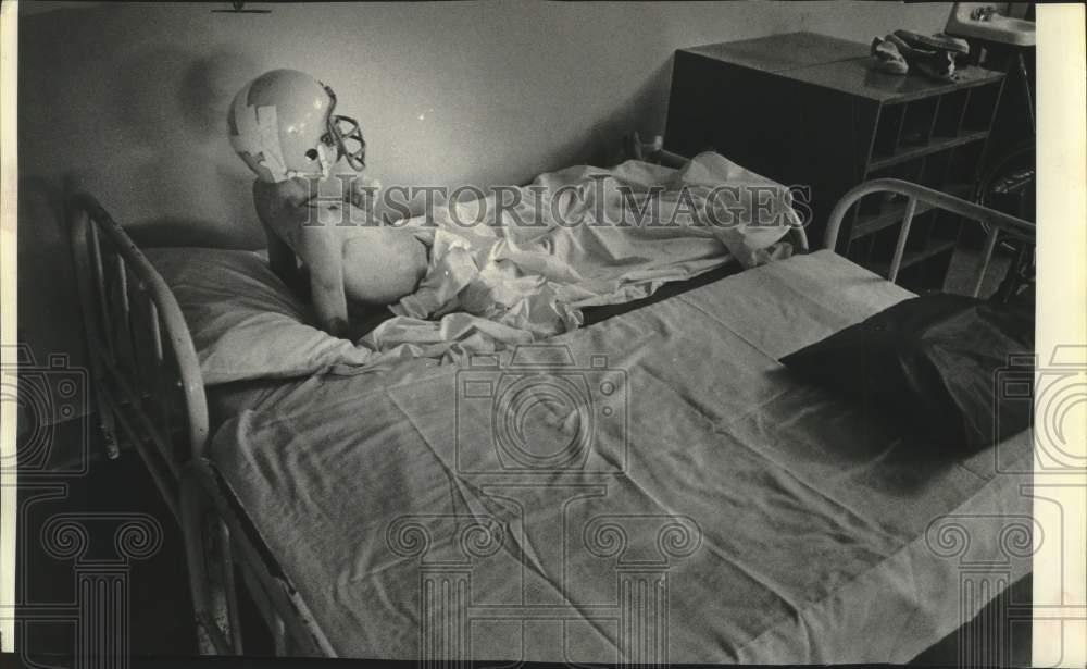 1975 Press Photo Patient in bed at Rome Development Center, Rome, New York