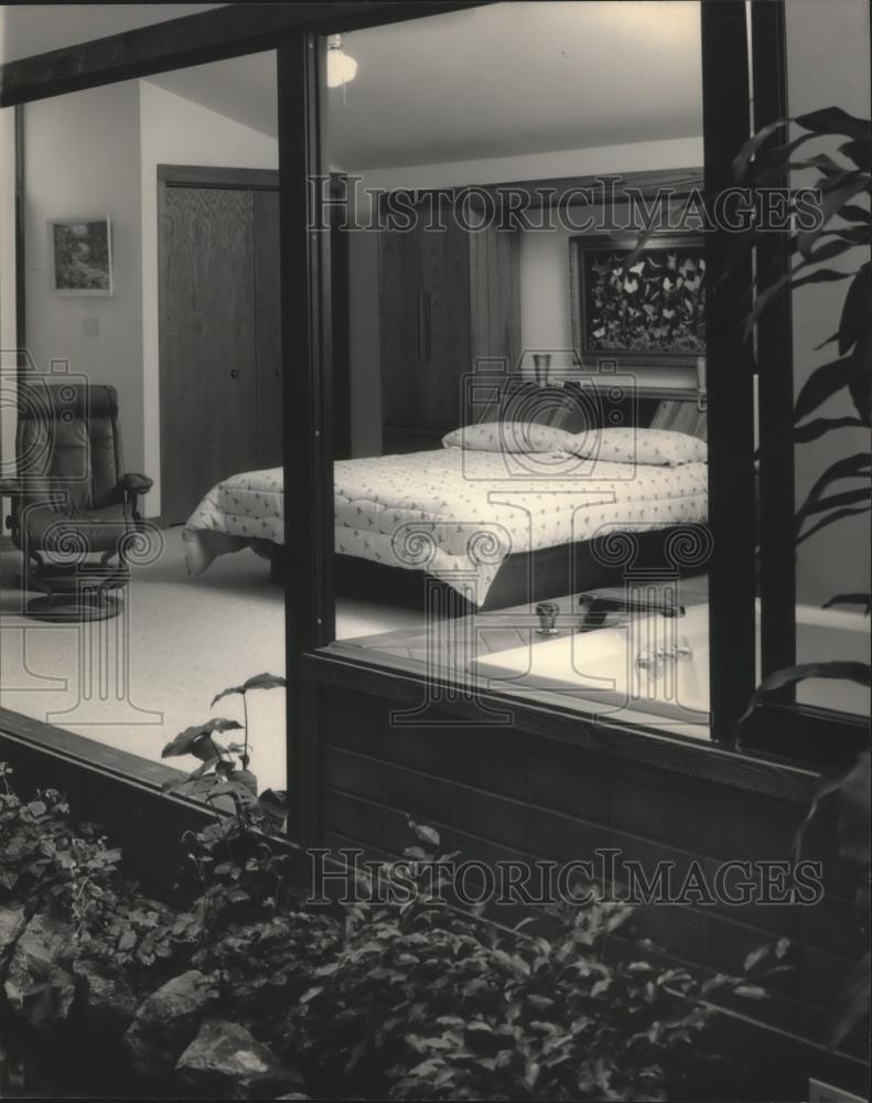 1985 Press Photo Master bedroom and spa of Jones\' home, Milwaukee - mjb67432