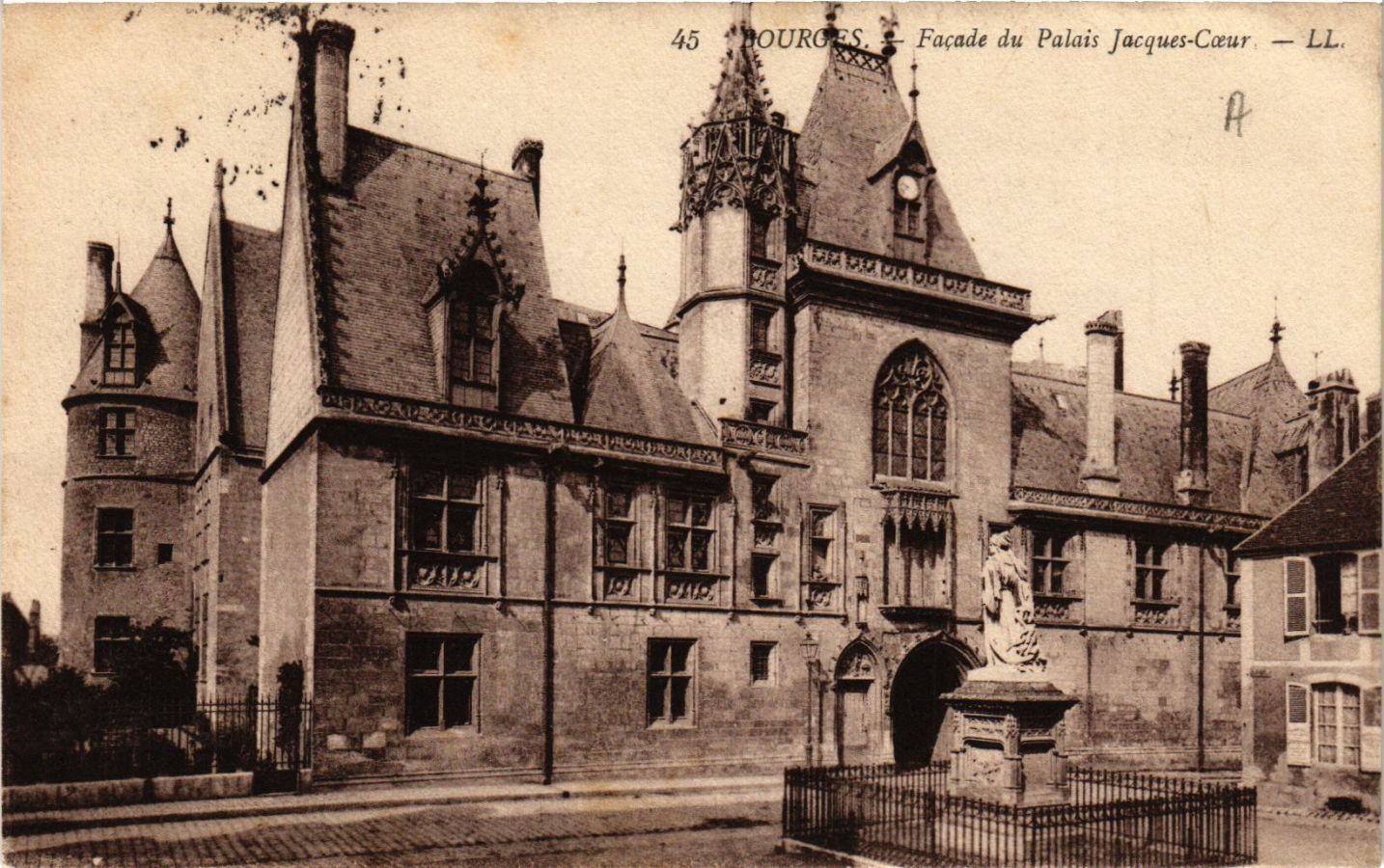 CPA BOURGES - Facade of the Palais Jacques-Coeur (634385)