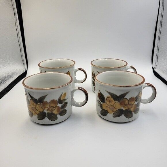 Vintage Handgemalt Floral Stoneware MCM Mugs - set of 4