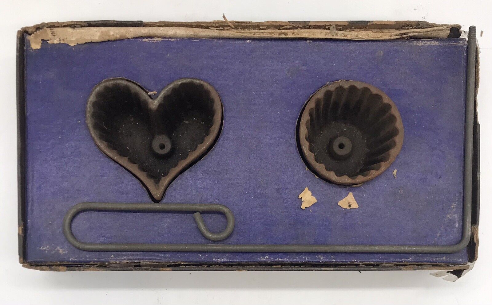 VINTAGE ROSETTE PATTY IRONS BY ALFRED ANDRESEN.HEART SHAPED.ORIGINAL BOX.