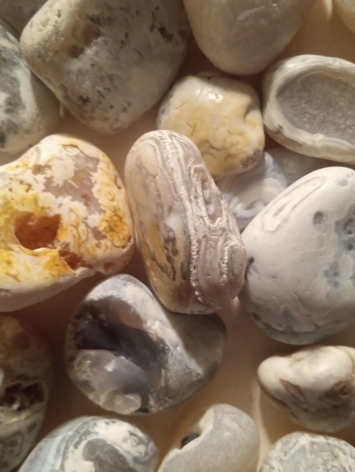 2 lbs 10 ozs Agates and Agate variants  up to 1  1/4\