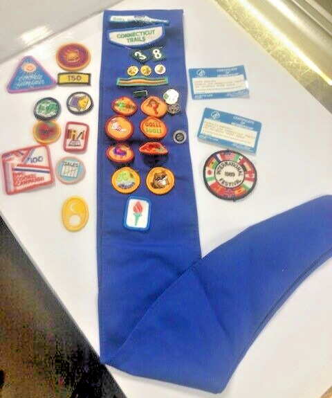Lot Vintage Girl Scouts Pin Patches Sash & more TAKE A LOOK WOWOOO--73-B