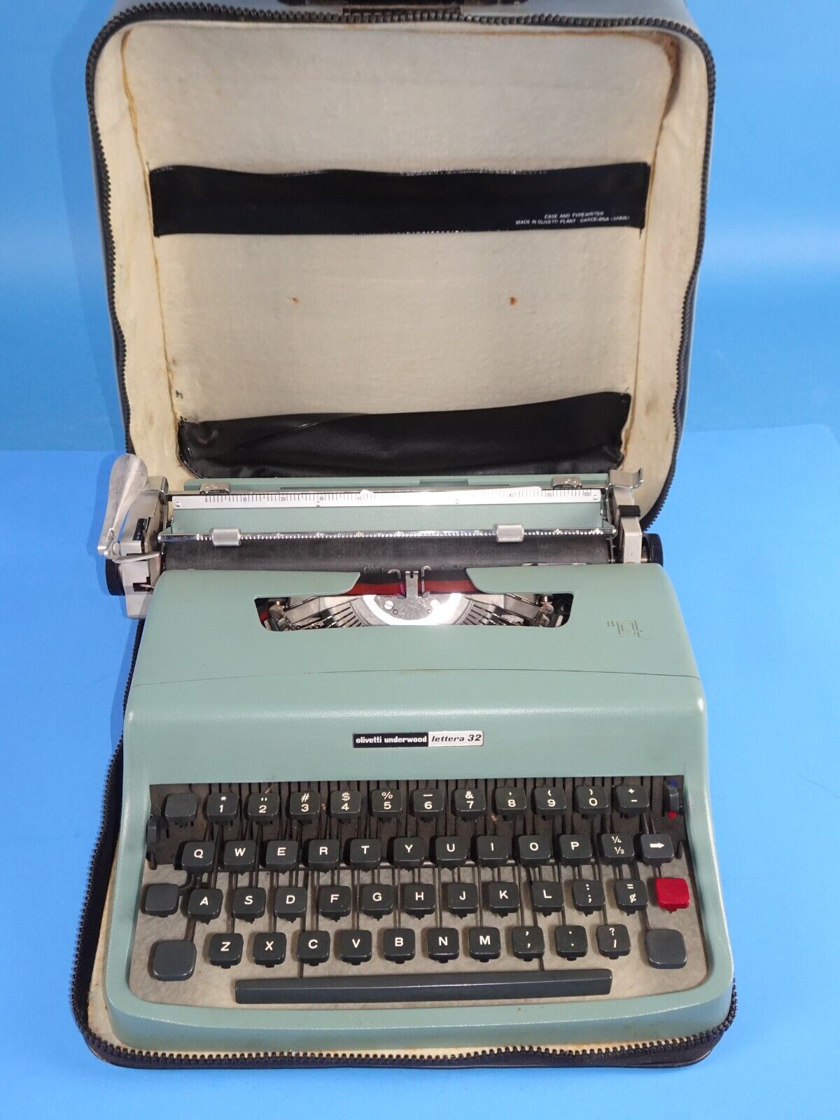 Vintage Olivetti Underwood Lettera 32 Typewriter Original Case