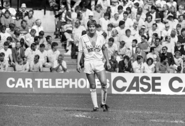 Spurs defender Richard Gough in action with ripped shirt 1987 Old Photo 3