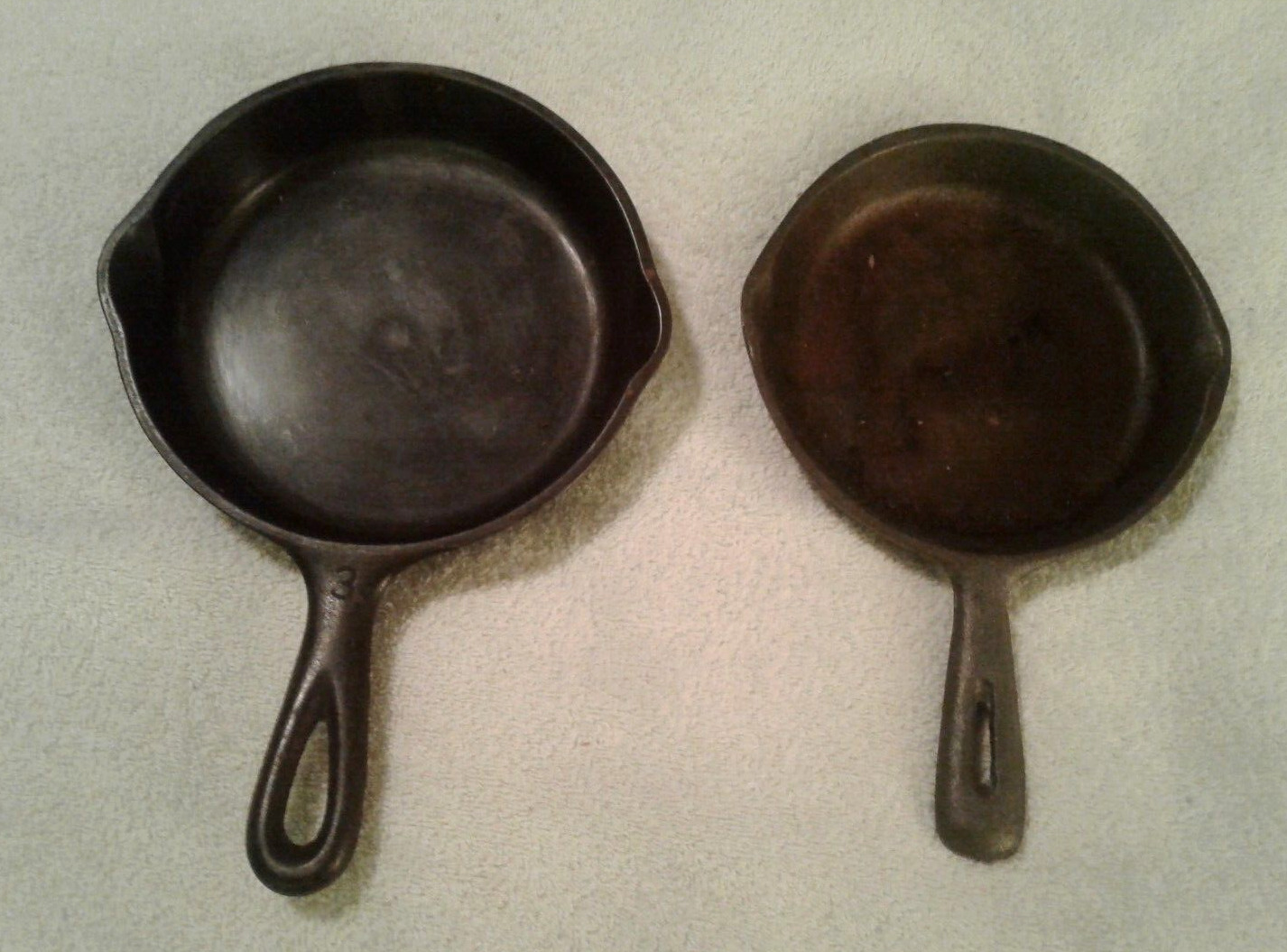 Two vintage Cast Iron 6.5 in and 6 in Frying Pans Wagnerwear Sidney 1053J