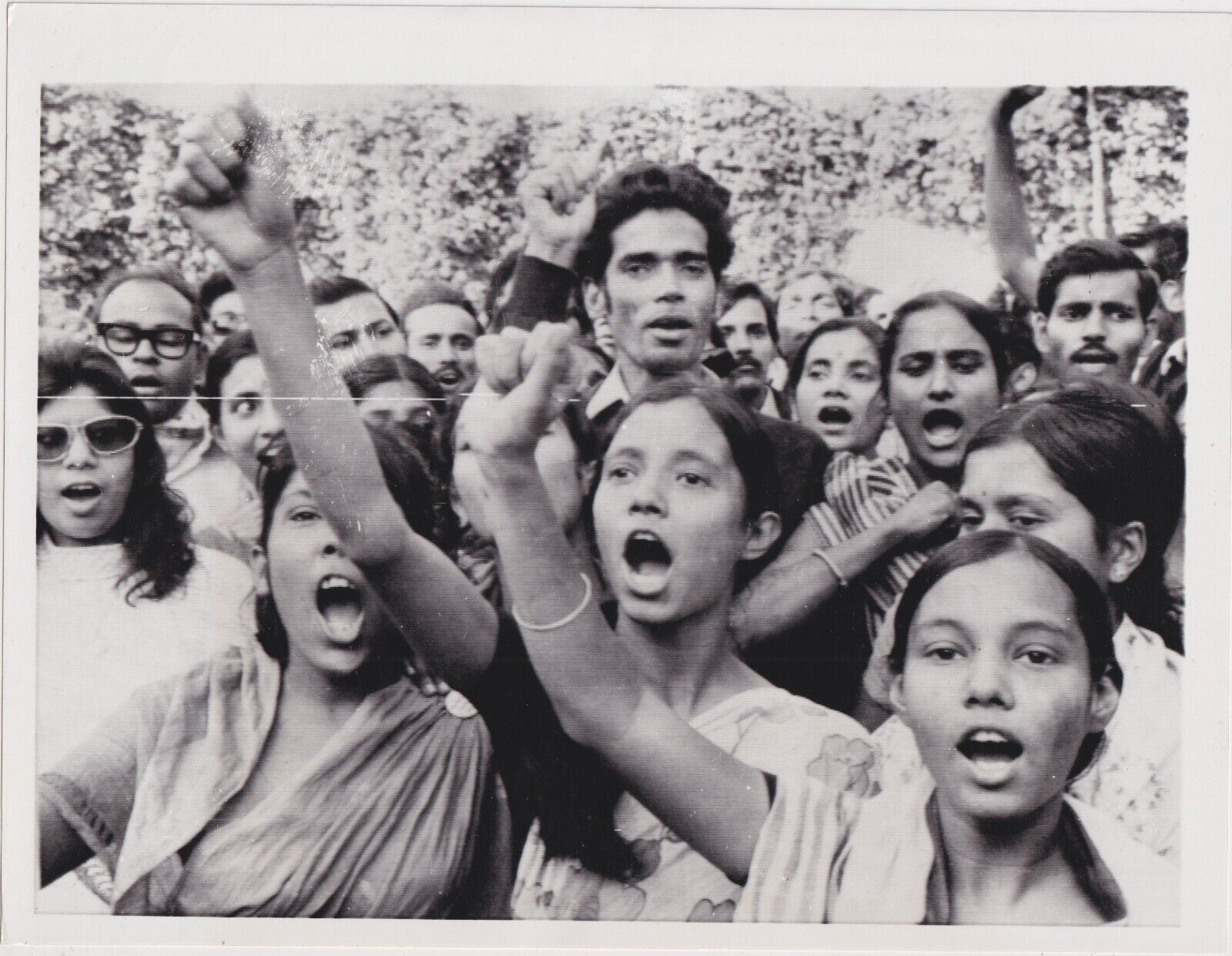 HORST FAAS : INDIAN GIRLS YOUNG MEN for BANGLA DESH * VINTAGE 1971 INDIA photo