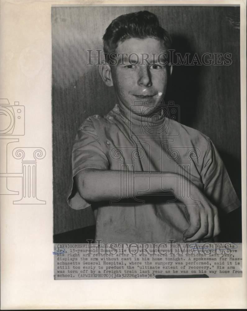 1963 Press Photo Knowles shows restored arm that was severed. - now14926