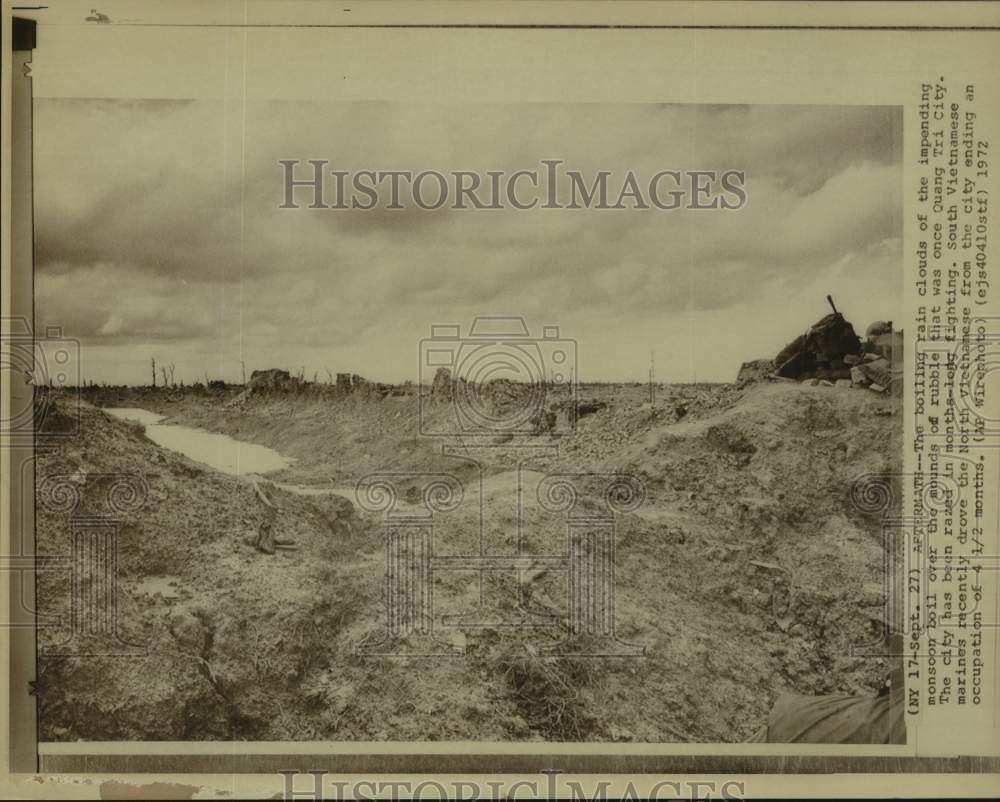 1972 Press Photo Mounds of rubble in Quang Tri City after fighting-Vietnam War