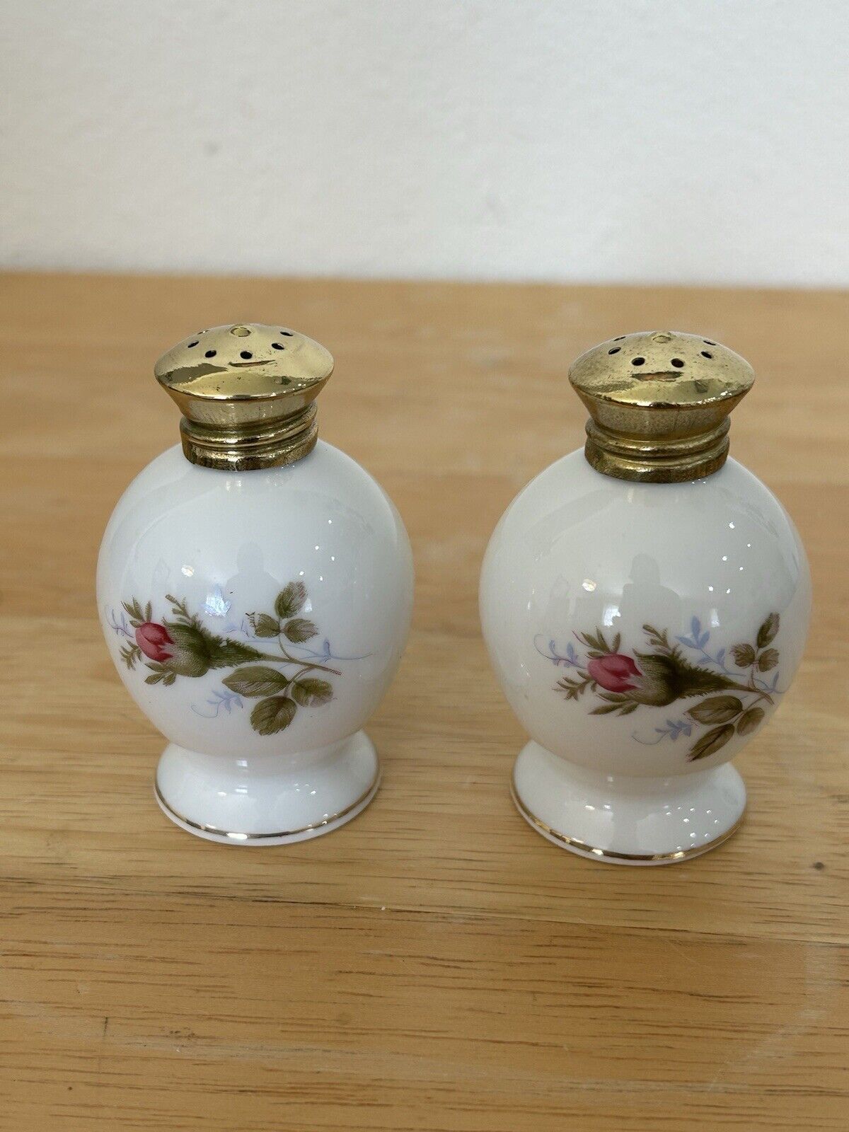Vintage Moss Rose Japan Salt And Pepper Shakers Metal Lids Gold Trim Dbl Sided