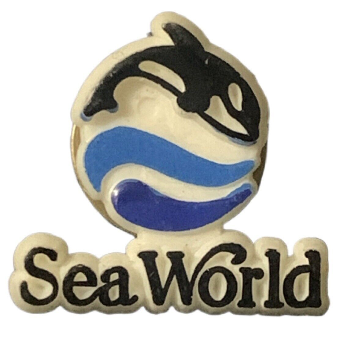 Vintage SeaWorld Shamu Killer Whale Orca Plastic Travel Souvenir Pin