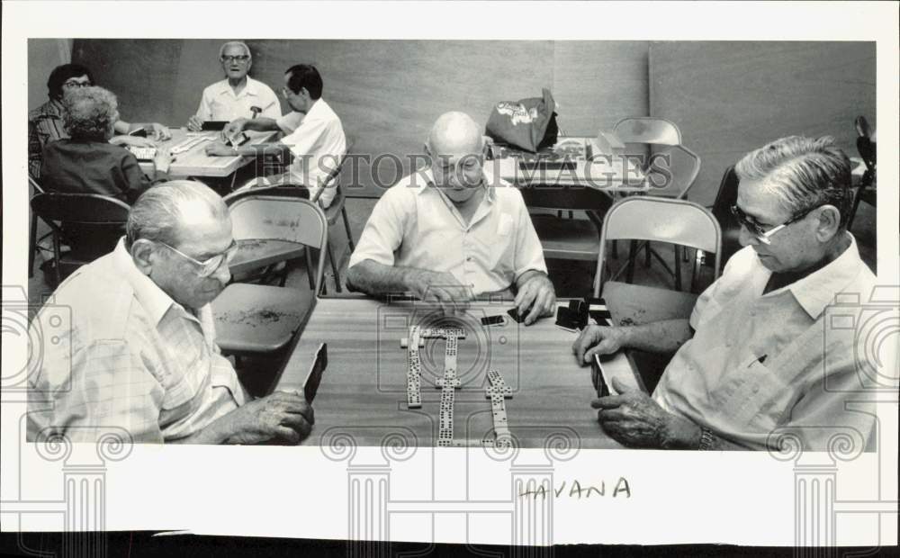 1988 Press Photo Gabriel Forte and friends play dominoes at Little Havana Center
